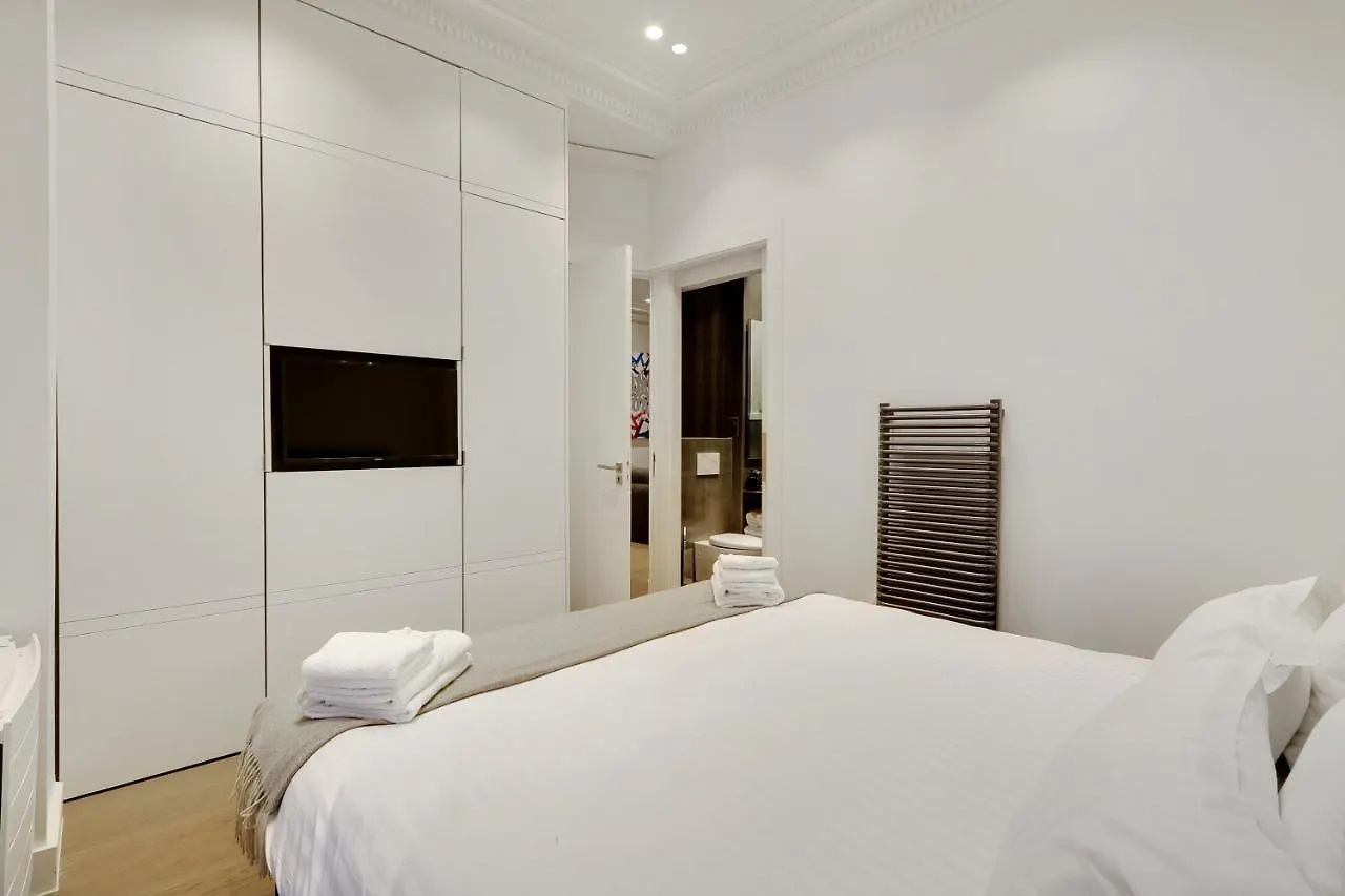 Pick A Flat'S Apartment In Triangle D'Or - Pierre 1Er De Serbie Paris