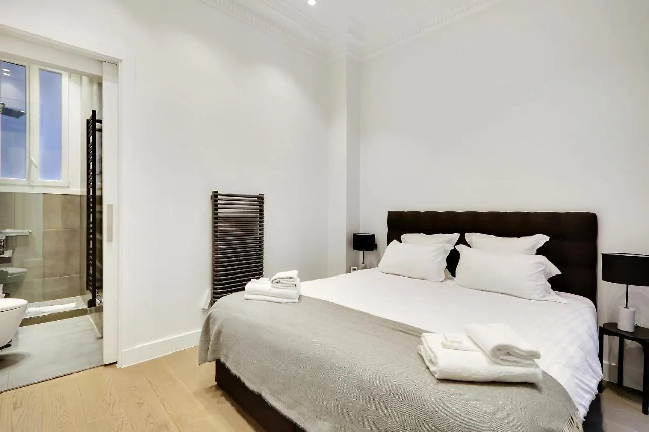 Pick A Flat'S Apartment In Triangle D'Or - Pierre 1Er De Serbie Paris